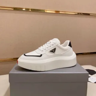 Prada Cloudbust सफेद काला प्लेटफॉर्म सोल ट्रायंगुलर लोगो प्लेक लाइफस्टाइल स्नीकर