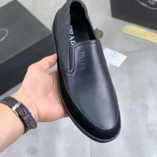 Prada Loafer أسود جلد ناعم علوي مخمل رأس الإصبع Loafer