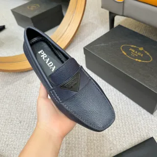 Prada حذاء لوفر جلد مقرمش لون نافي لوحة مثلثية