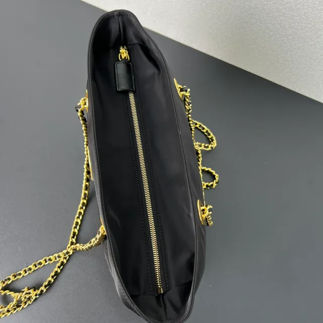 Prada Re-Nylon Cabas matelassé noir chaîne dorée anse cabas 5