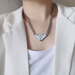 Prada قلادة فضية بيضاء معلقة مثلثية مينا سلسلة كيرب