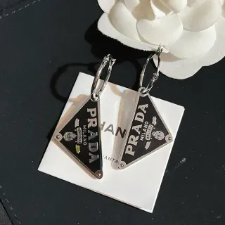 Prada أقراط مثلث أسود فضي بلقة إيملاج ثلاثية إغلاق حلقي