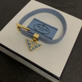 سوار برادا Triangle Charm أزرق ذهبي حزام جلد رفيع بكل