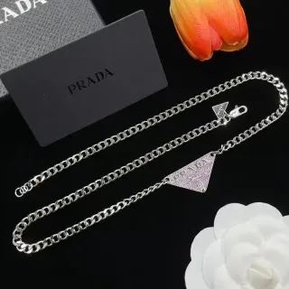 Prada قلادة مثلثية سلاسلة كيرب لينك فضية