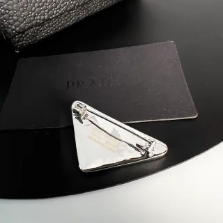 Prada Broche Triangular Pulido de tono plata con pasador de seguridad