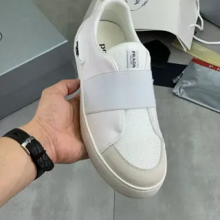 Prada أبيض بيج حذاء رياضي أسلوب حياة مع حزام مرن ونظام slip-on
