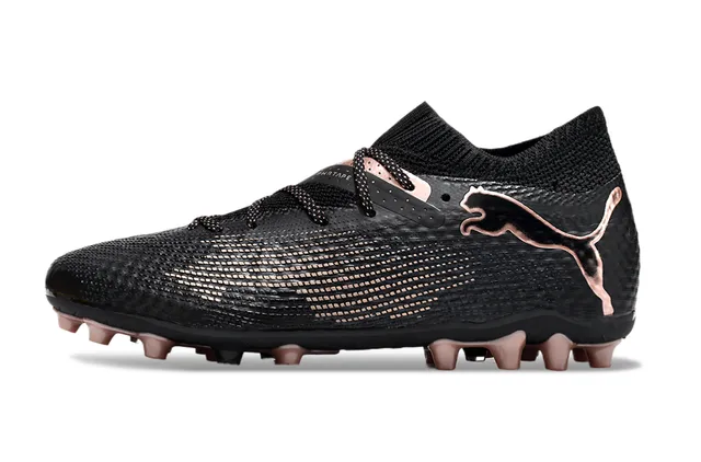 Puma Future Z Parte superior negra y dorada de knit Sistema de cordones integrado Zapatos de fútbol para terreno firme 7