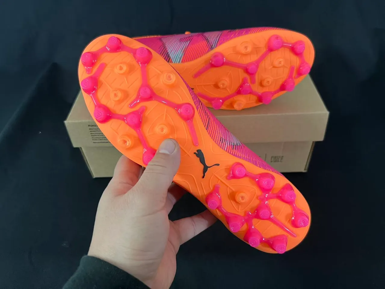 Puma برتقالي وردي عالي القطع كولار جورب نسيج مخطط صناعي وسط القدم قفص أرضية صلبة أحذية كرة القدم 2
