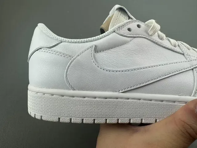 Reebok White Leather Paneled Construction Lifestyle Sneakers 3