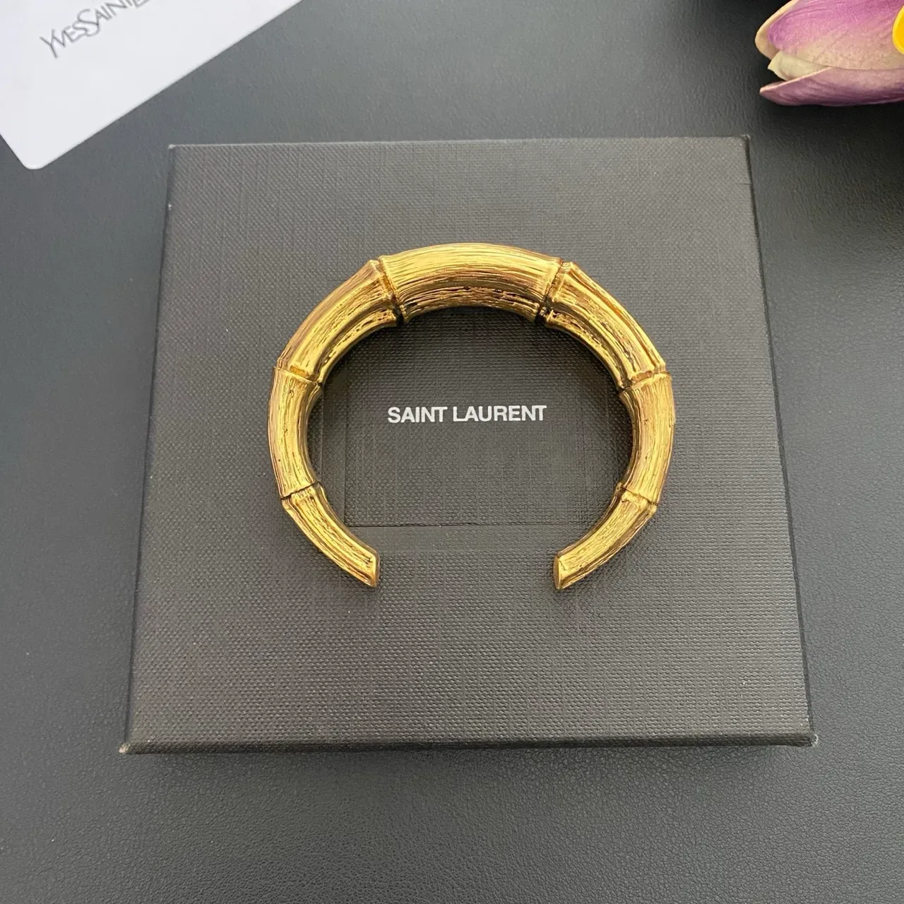 Saint Laurent سوار مفتوح ذهبي من البامبو 2