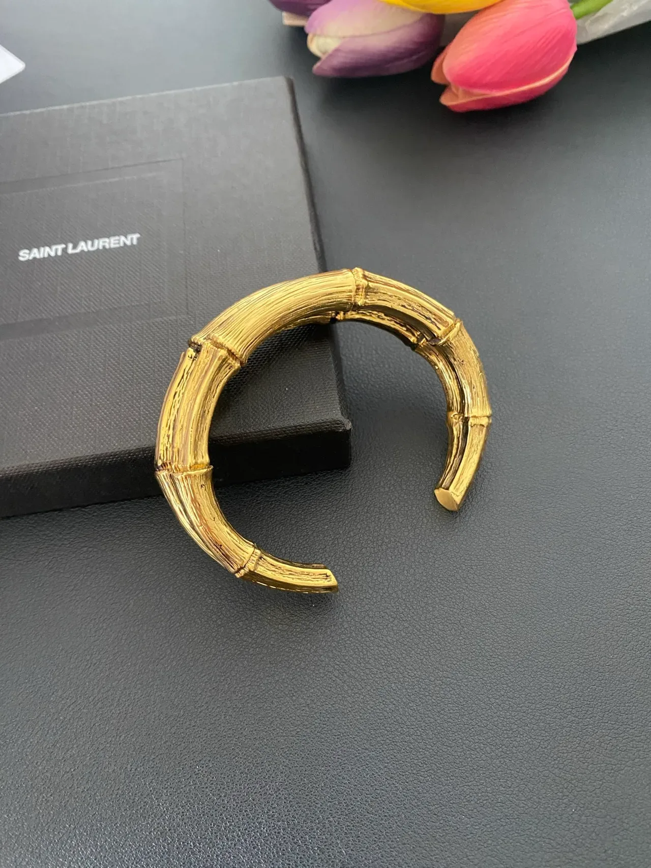 Saint Laurent سوار مفتوح ذهبي من البامبو 8