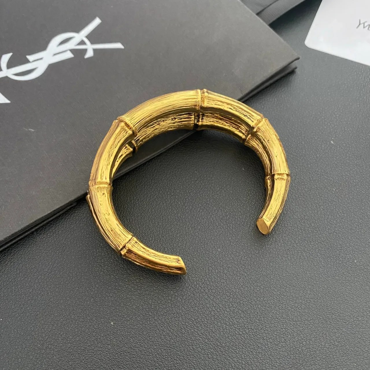 Saint Laurent سوار مفتوح ذهبي من البامبو 10