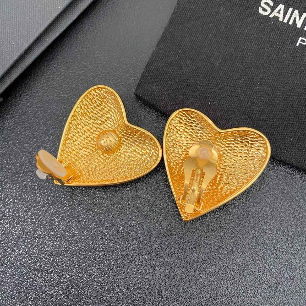 Saint Laurent Brincos Dourados Coração Esculpido Metálicos 4