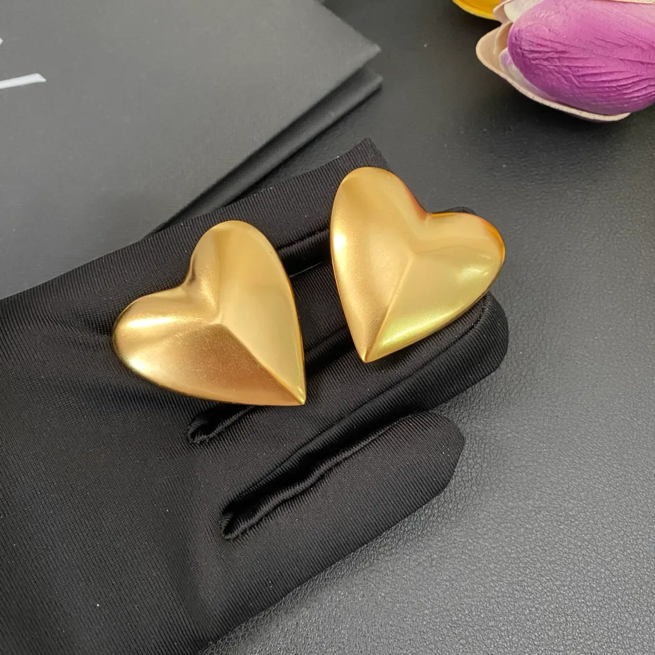 Saint Laurent Brincos Dourados Coração Esculpido Metálicos 6