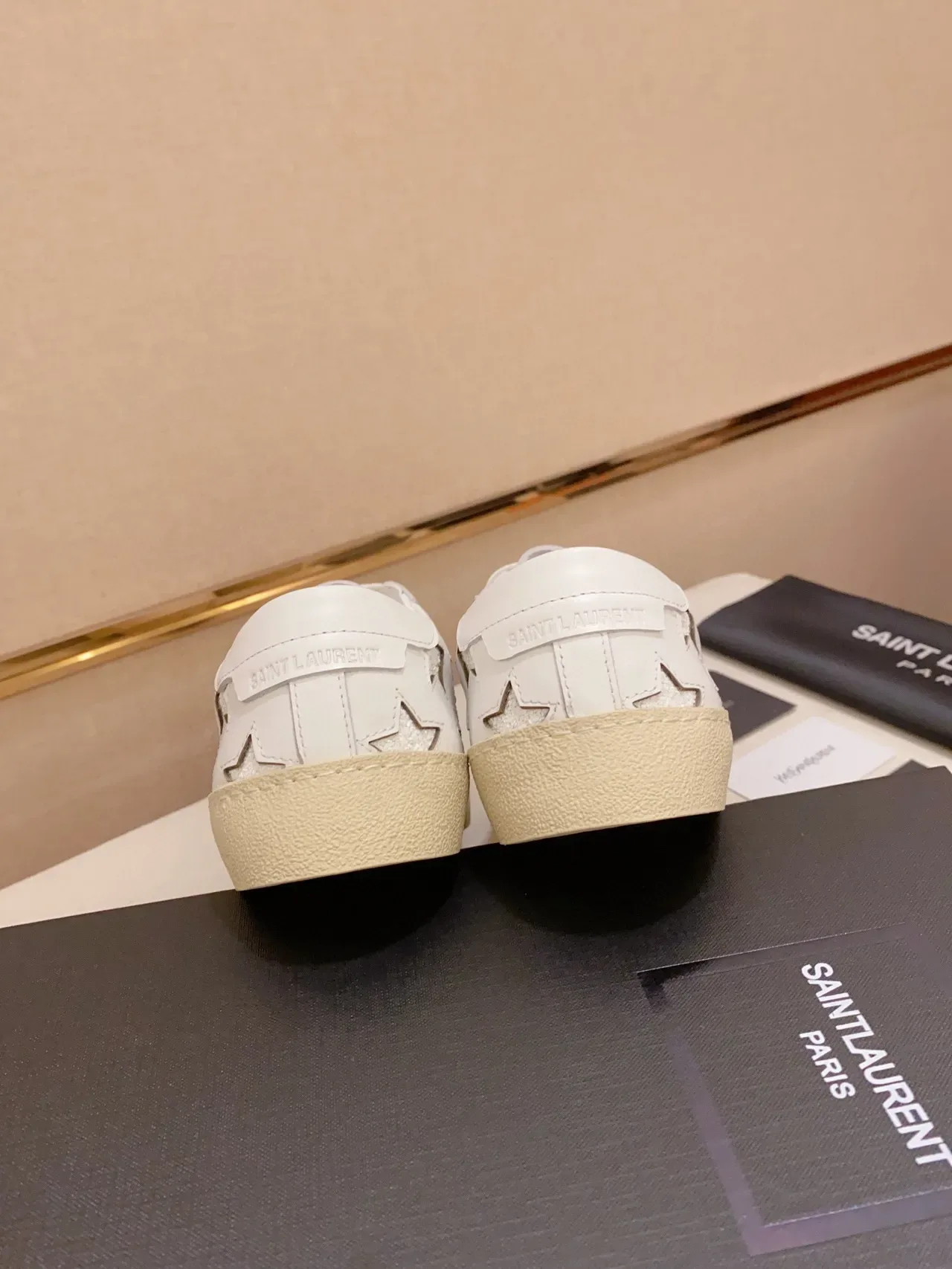 Saint Laurent Sneakers lifestyle en cuir blanc beige avec panneaux latéraux perforés en étoile 3