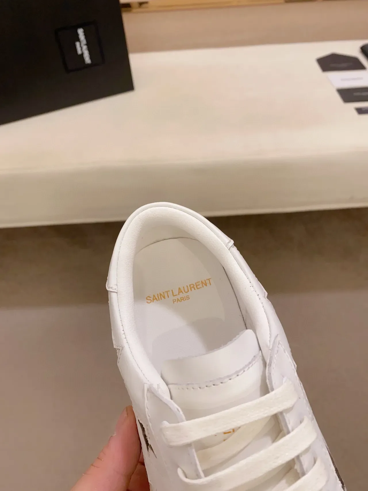 Saint Laurent Sneakers lifestyle en cuir blanc beige avec panneaux latéraux perforés en étoile 4