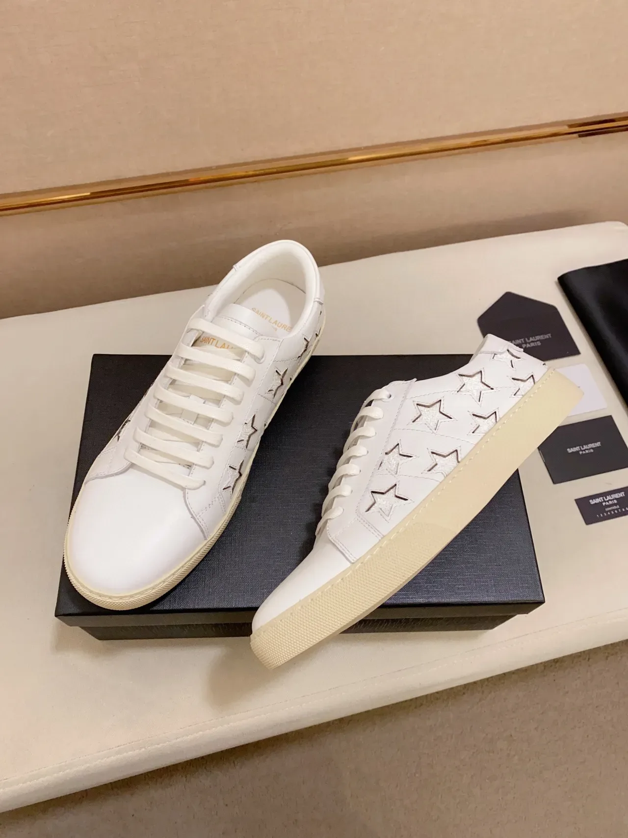 Saint Laurent Sneakers lifestyle en cuir blanc beige avec panneaux latéraux perforés en étoile 5