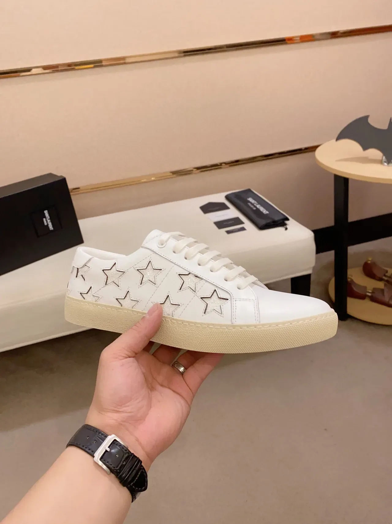 Saint Laurent Sneakers lifestyle en cuir blanc beige avec panneaux latéraux perforés en étoile 6