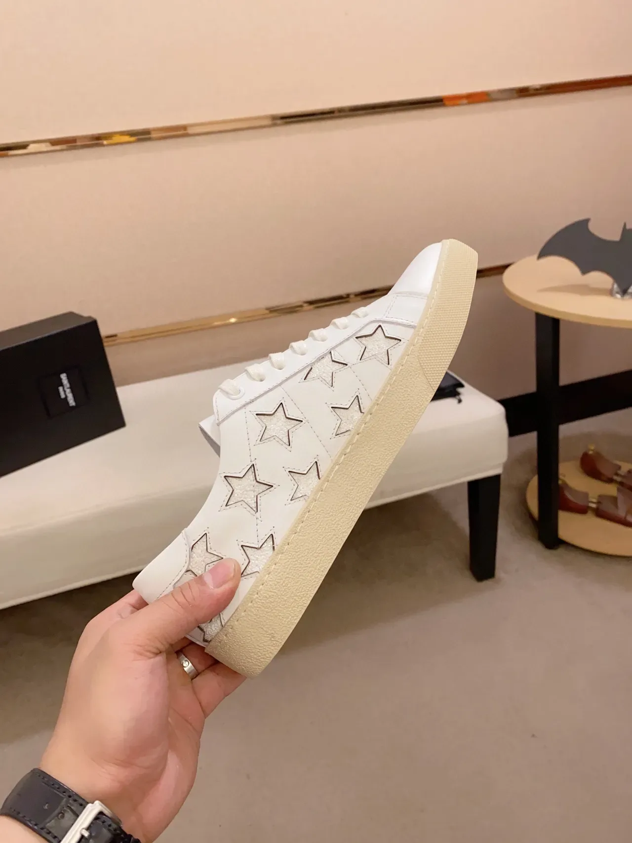 Saint Laurent Sneakers lifestyle en cuir blanc beige avec panneaux latéraux perforés en étoile 7