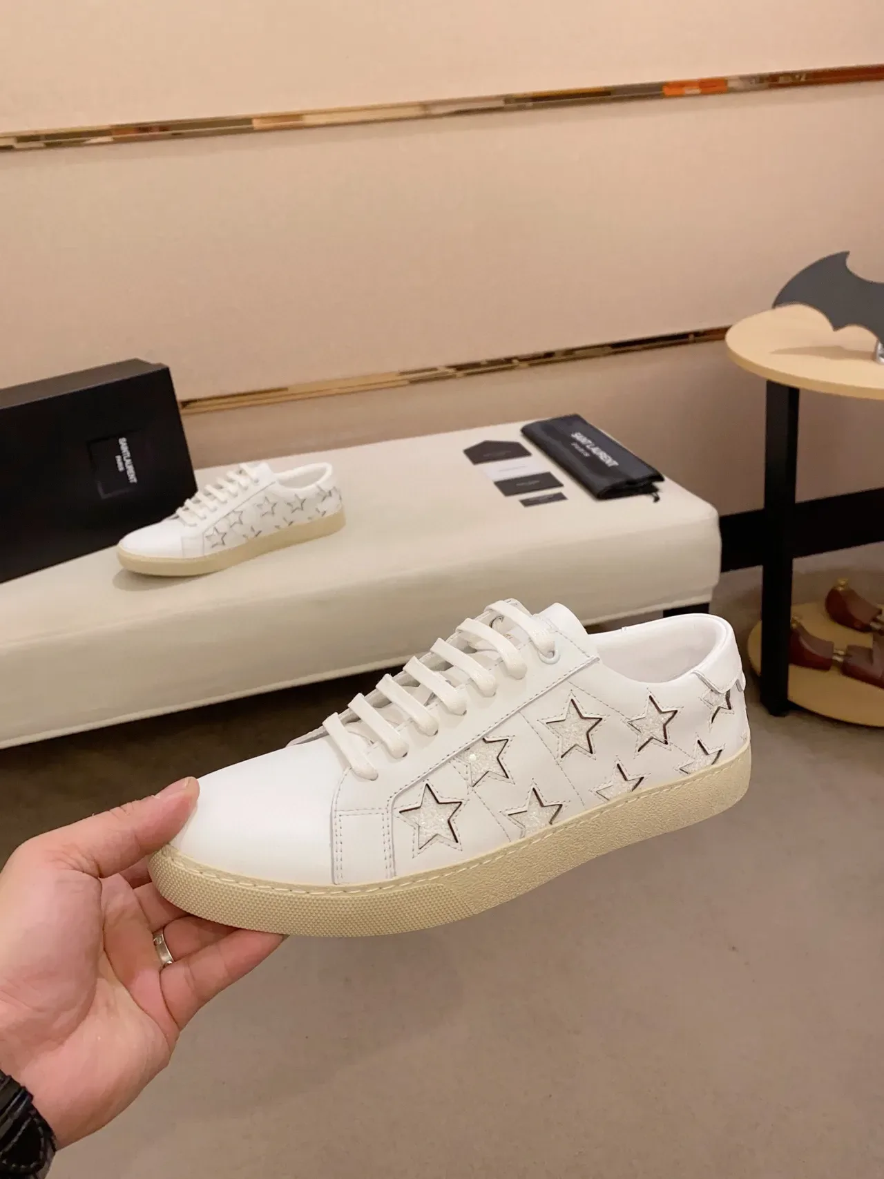 Saint Laurent Sneakers lifestyle en cuir blanc beige avec panneaux latéraux perforés en étoile 8