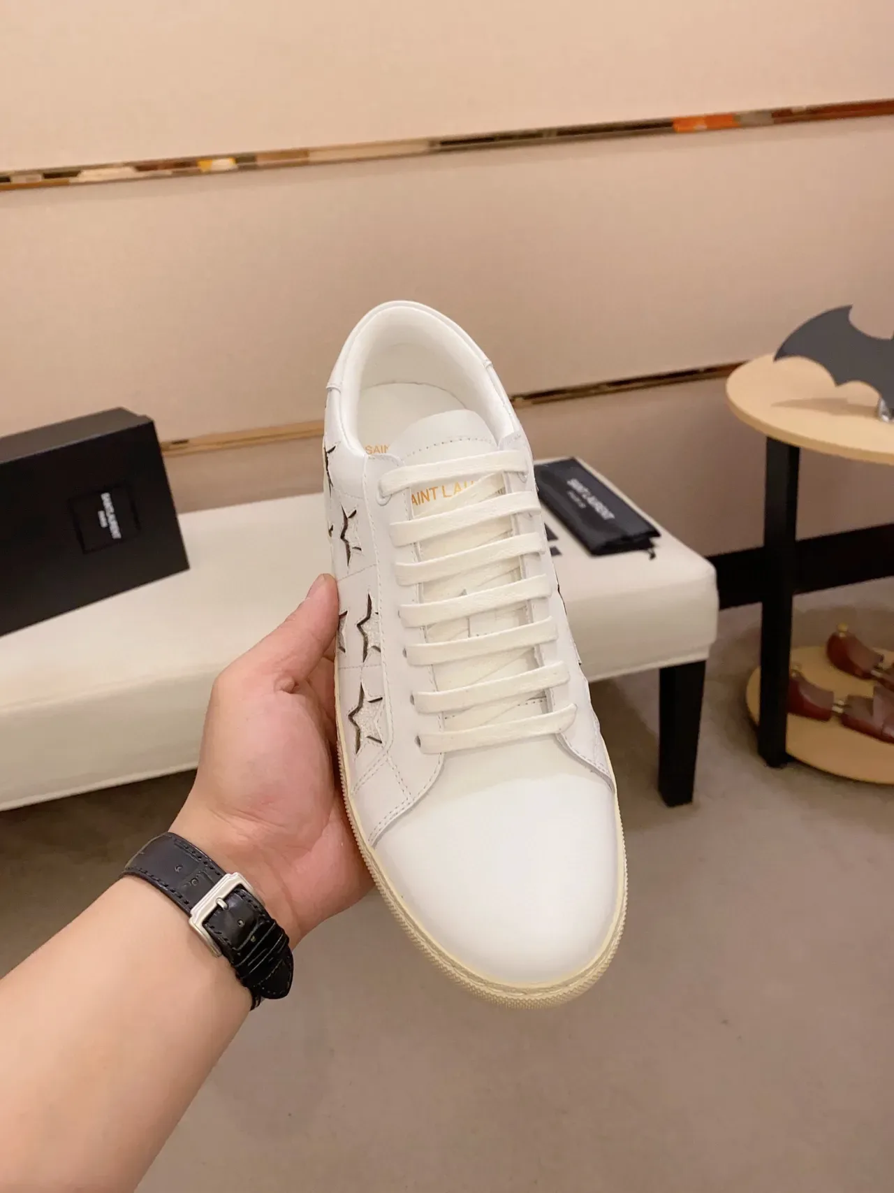 Saint Laurent Sneakers lifestyle en cuir blanc beige avec panneaux latéraux perforés en étoile 9