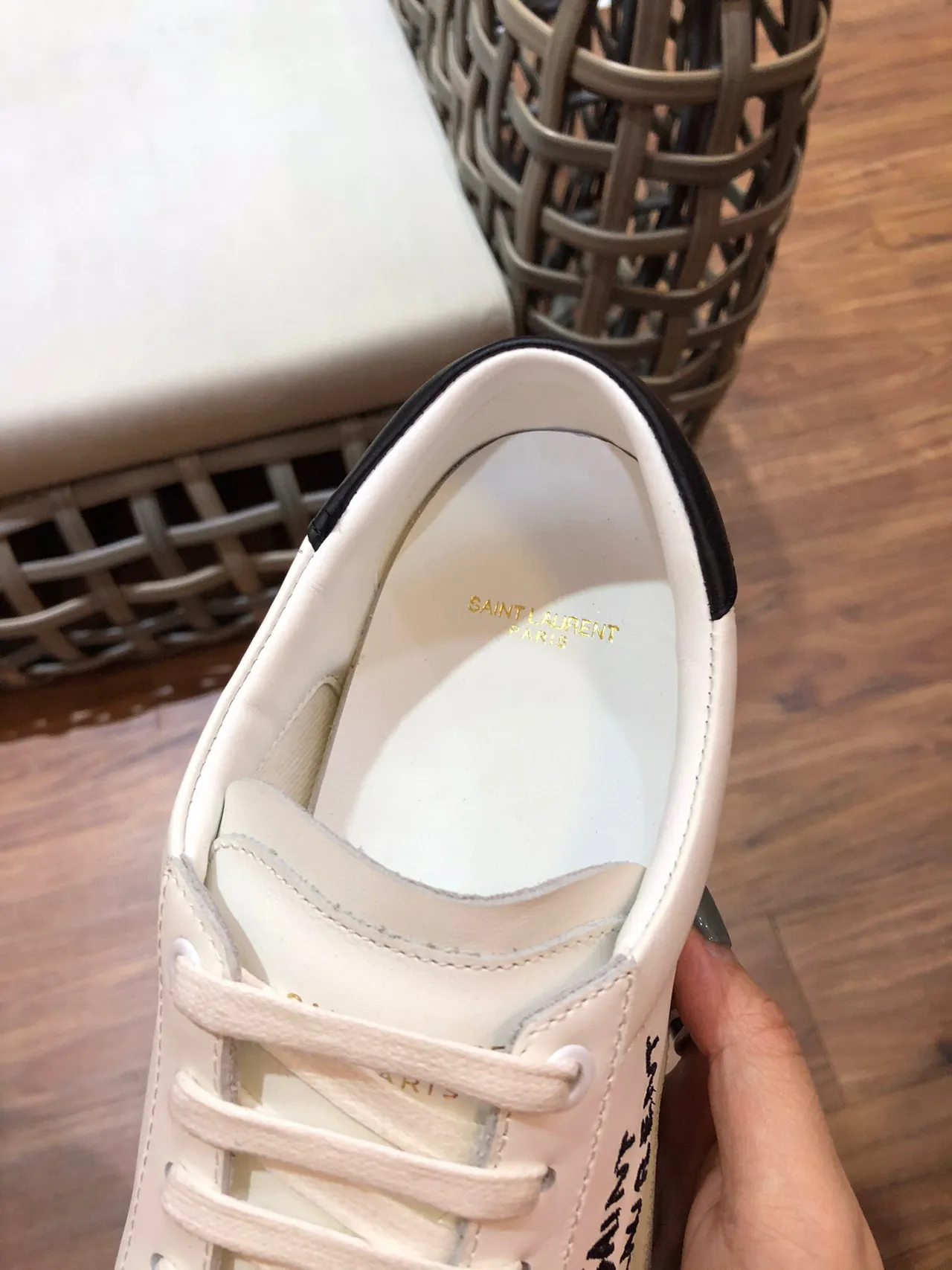 Saint Laurent Blanc Beige Basse Tige En Cuir Sneakers Lifestyle 4