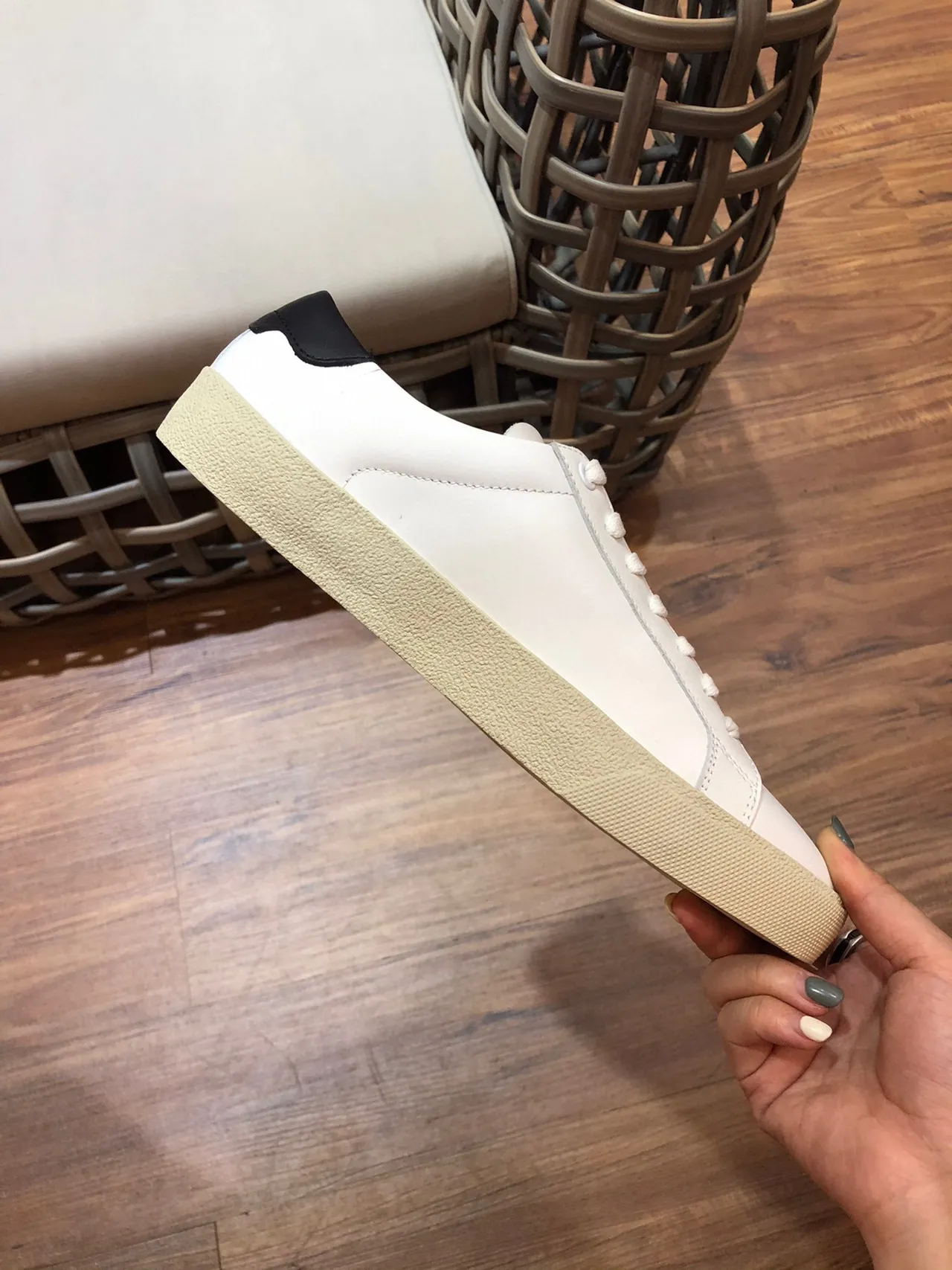 Saint Laurent Blanc Beige Basse Tige En Cuir Sneakers Lifestyle 5