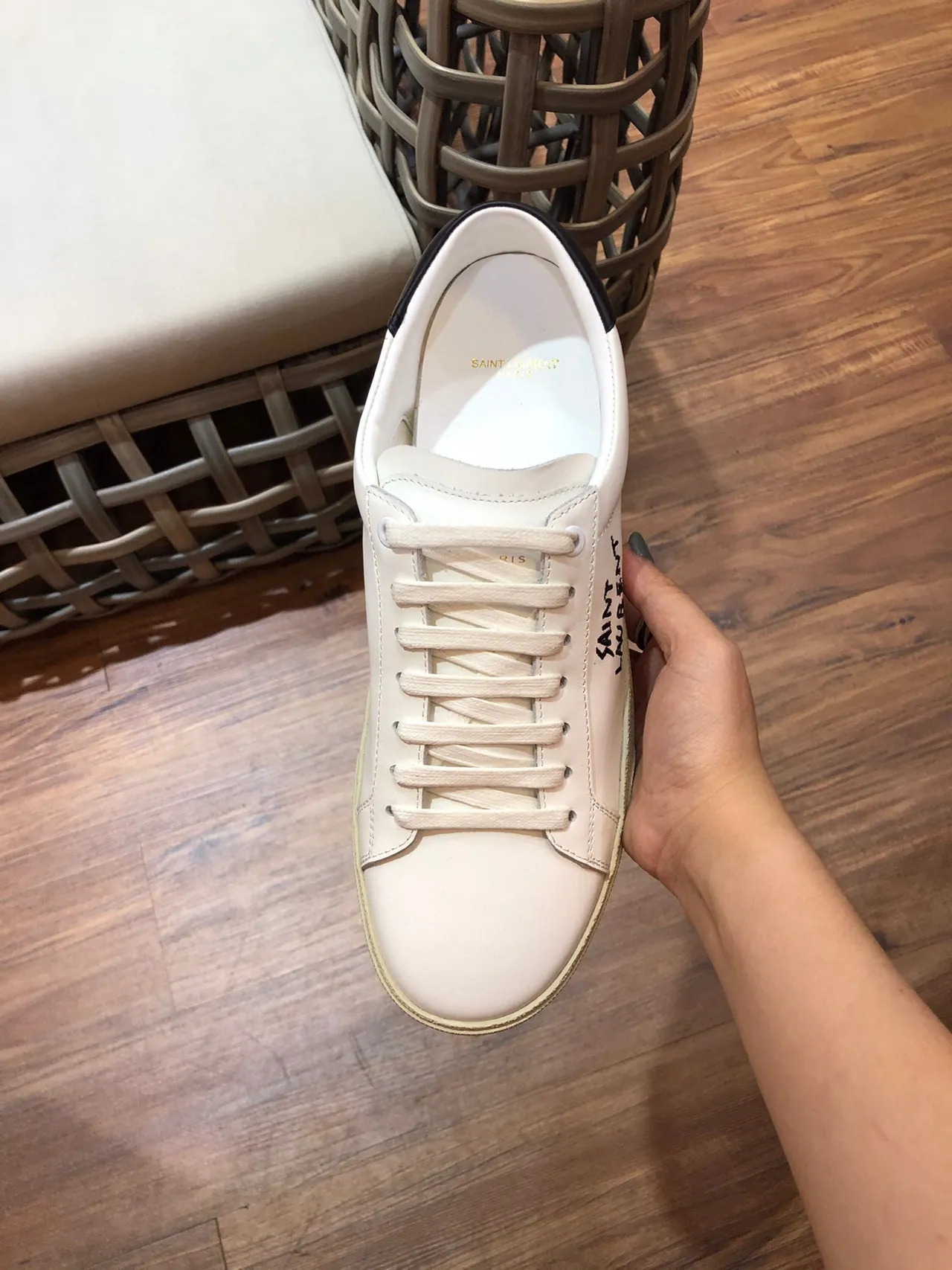 Saint Laurent Blanc Beige Basse Tige En Cuir Sneakers Lifestyle 6