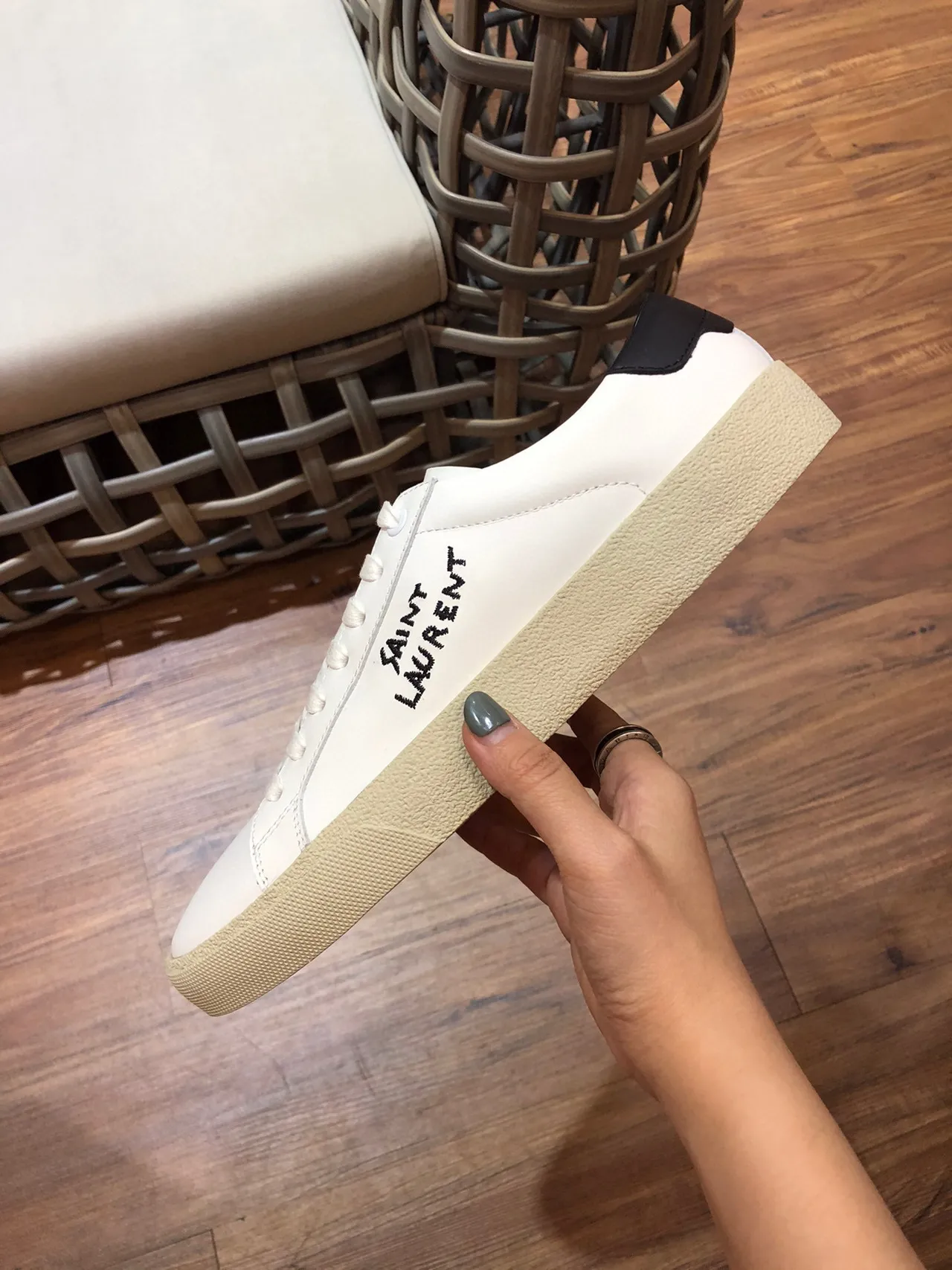Saint Laurent Blanc Beige Basse Tige En Cuir Sneakers Lifestyle 7