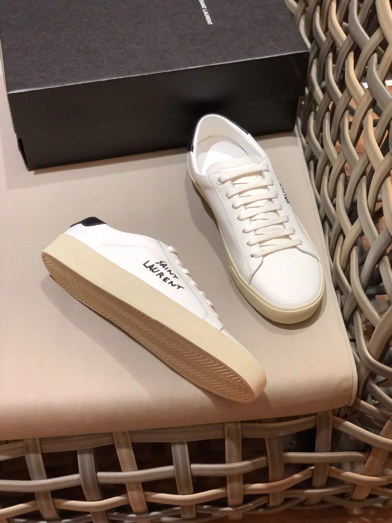 Saint Laurent Blanc Beige Basse Tige En Cuir Sneakers Lifestyle 8
