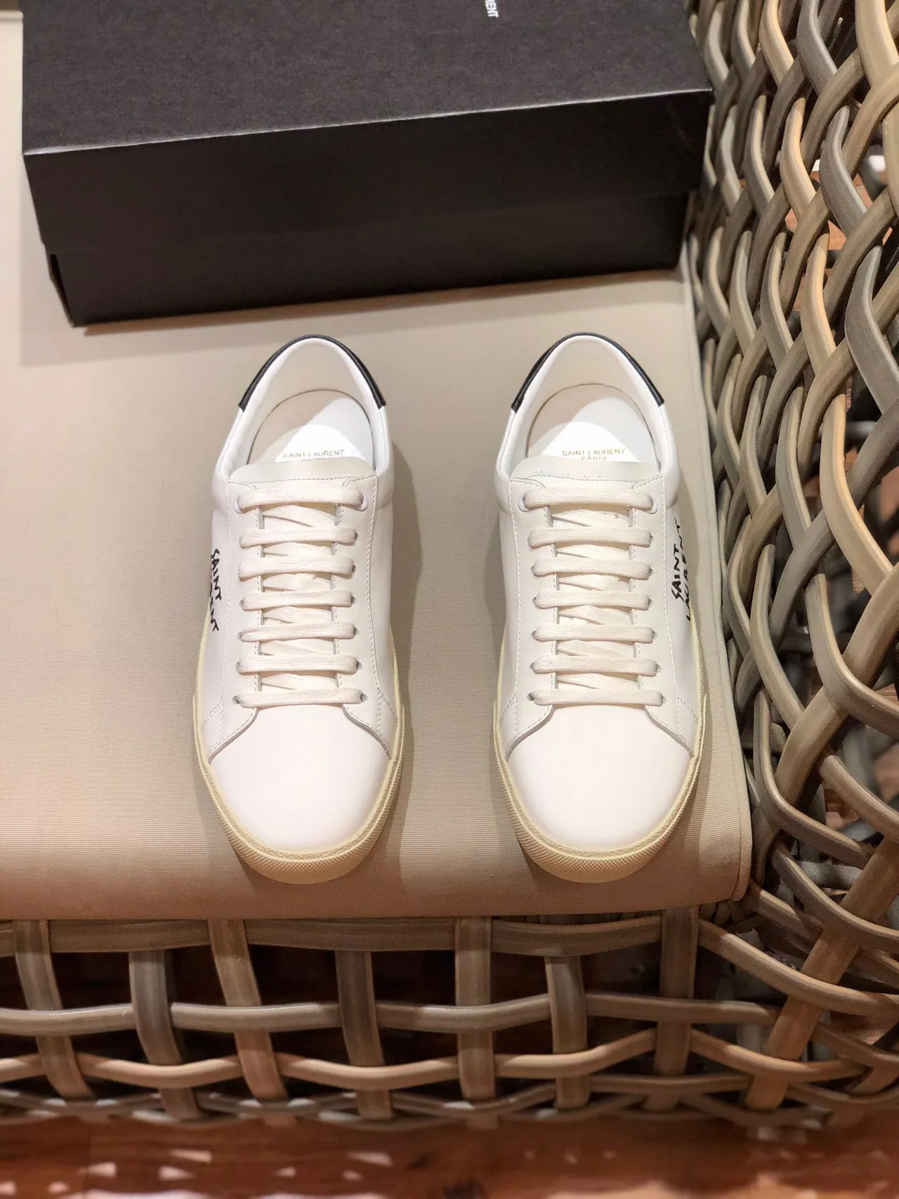 Saint Laurent Blanc Beige Basse Tige En Cuir Sneakers Lifestyle 9
