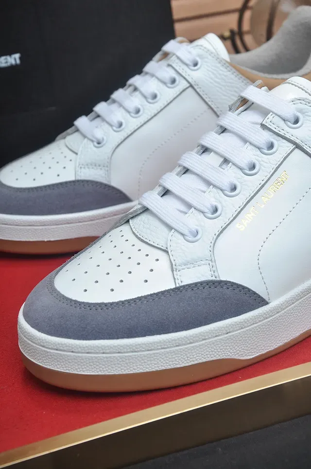 Saint Laurent sneakers lifestyle blancs grises à panneaux cuir orteil perforé 8
