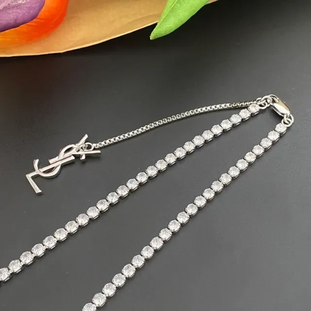 قلادة سلسلة سانت لوران YSL فضي أبيض pave-set حجر قفل مونوغرام 9