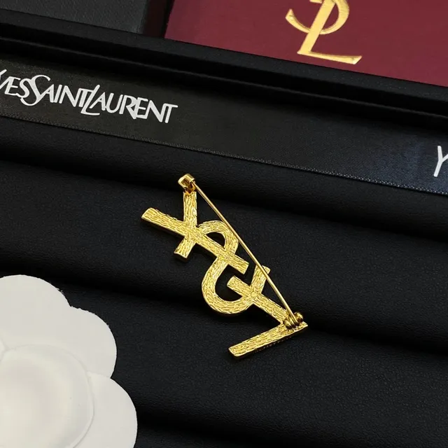 Saint Laurent YSL broche monogramme en argent et or incrustée de cristaux 2