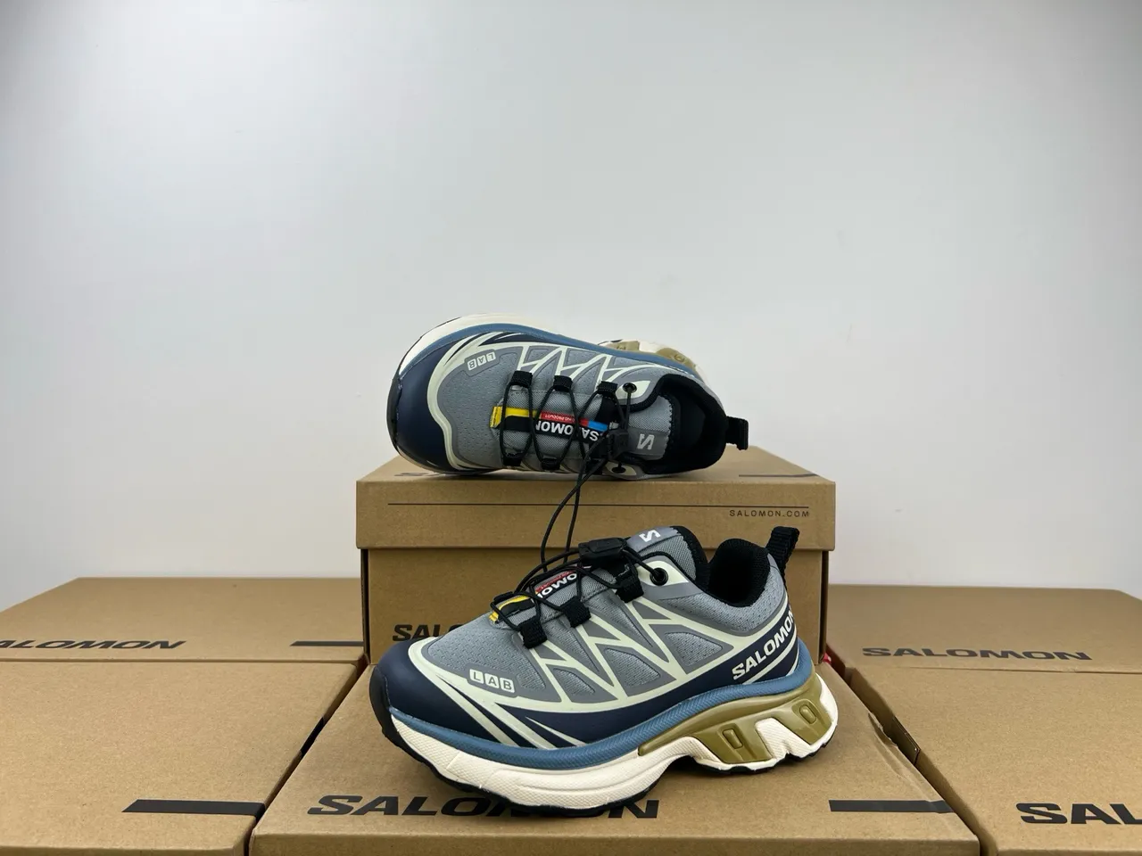 Salomon ACS Pro أبيض رمادي كعب شبكة وتداخل اصطناعي علوي حذاء كاجوال سميك 18