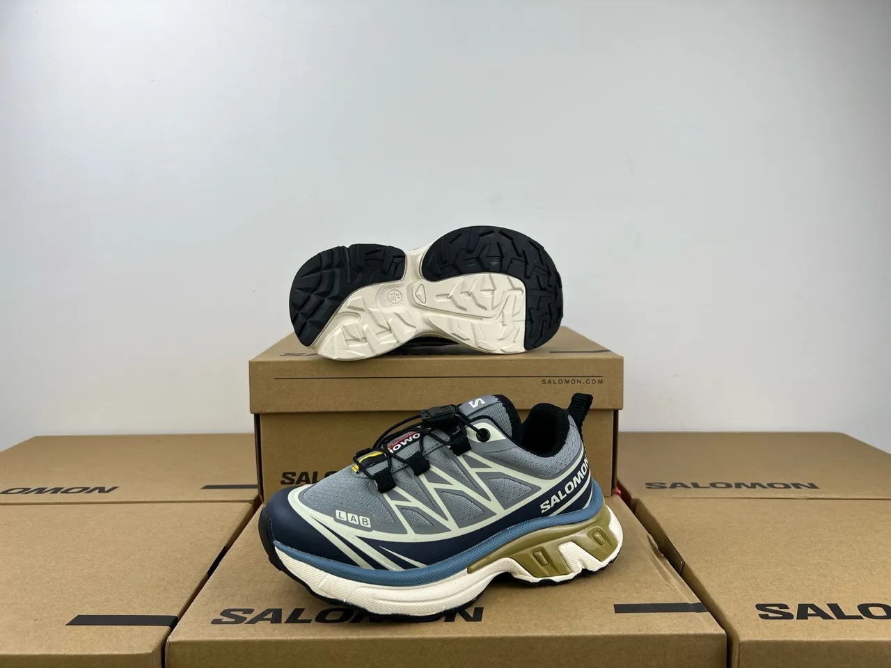 Salomon ACS Pro أبيض رمادي كعب شبكة وتداخل اصطناعي علوي حذاء كاجوال سميك 19