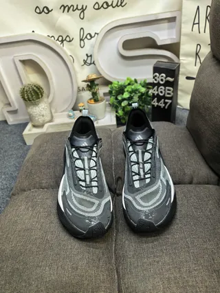 Salomon Gray Black Asymmetric Lacing TPU Cage Overlay Running Shoes 10