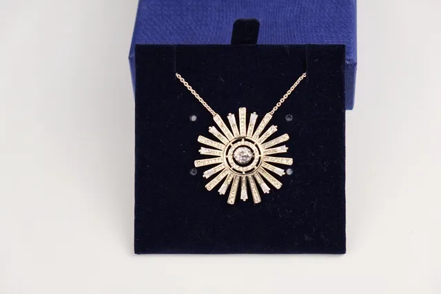 Swarovski collier en cristaux pavé-set bleu argenté motif solburst radiant 5