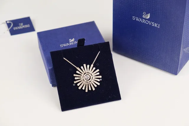 Swarovski collier en cristaux pavé-set bleu argenté motif solburst radiant 6