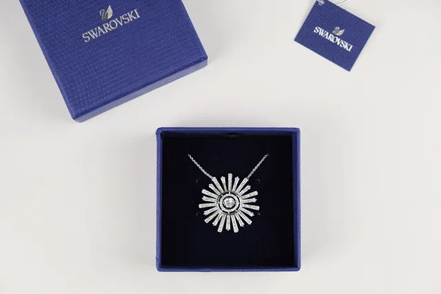 Swarovski collier en cristaux pavé-set bleu argenté motif solburst radiant 7