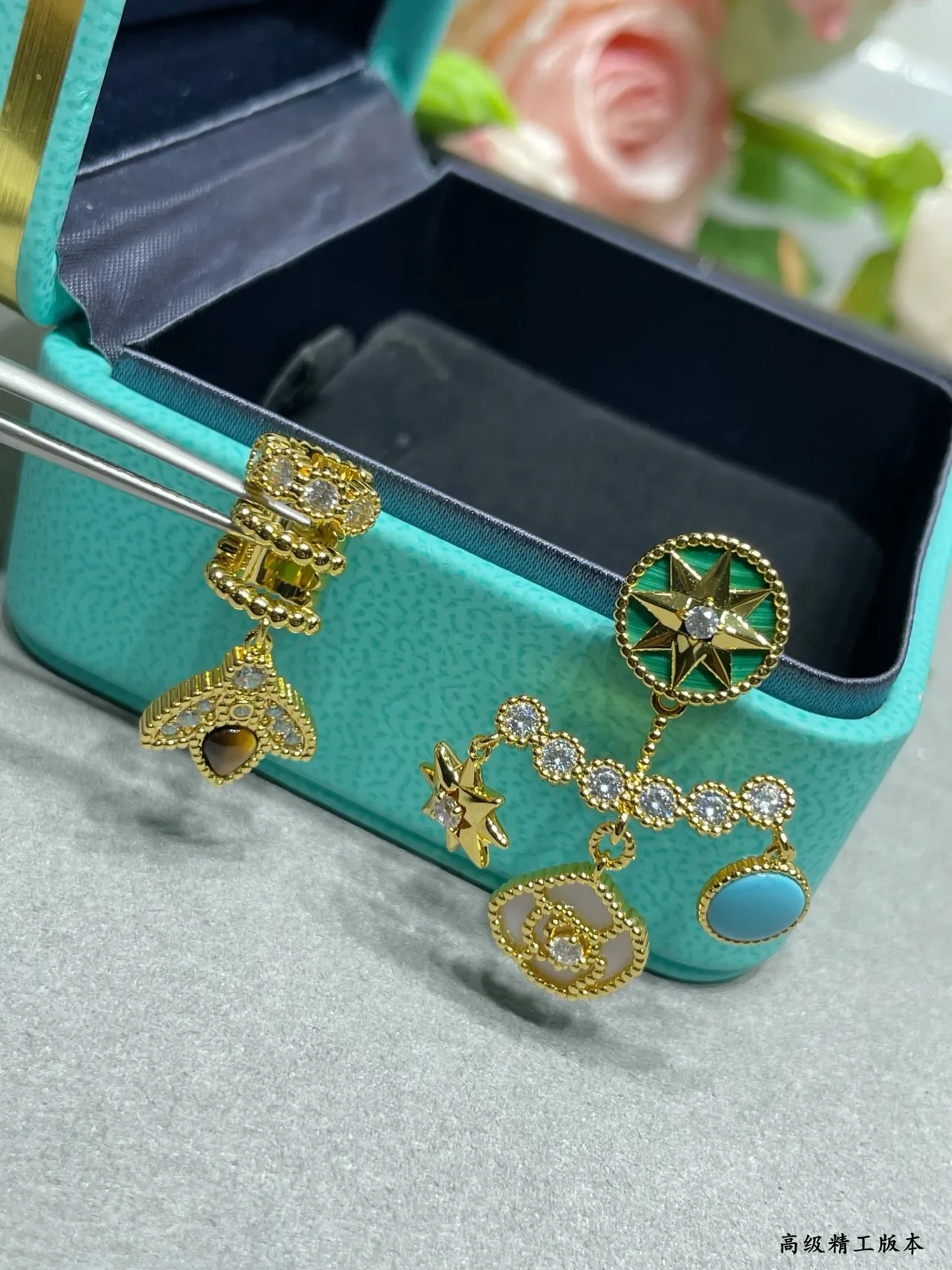 Tiffany & Co. Brincos assimétricos de esmalte e gemas multi-charm 3