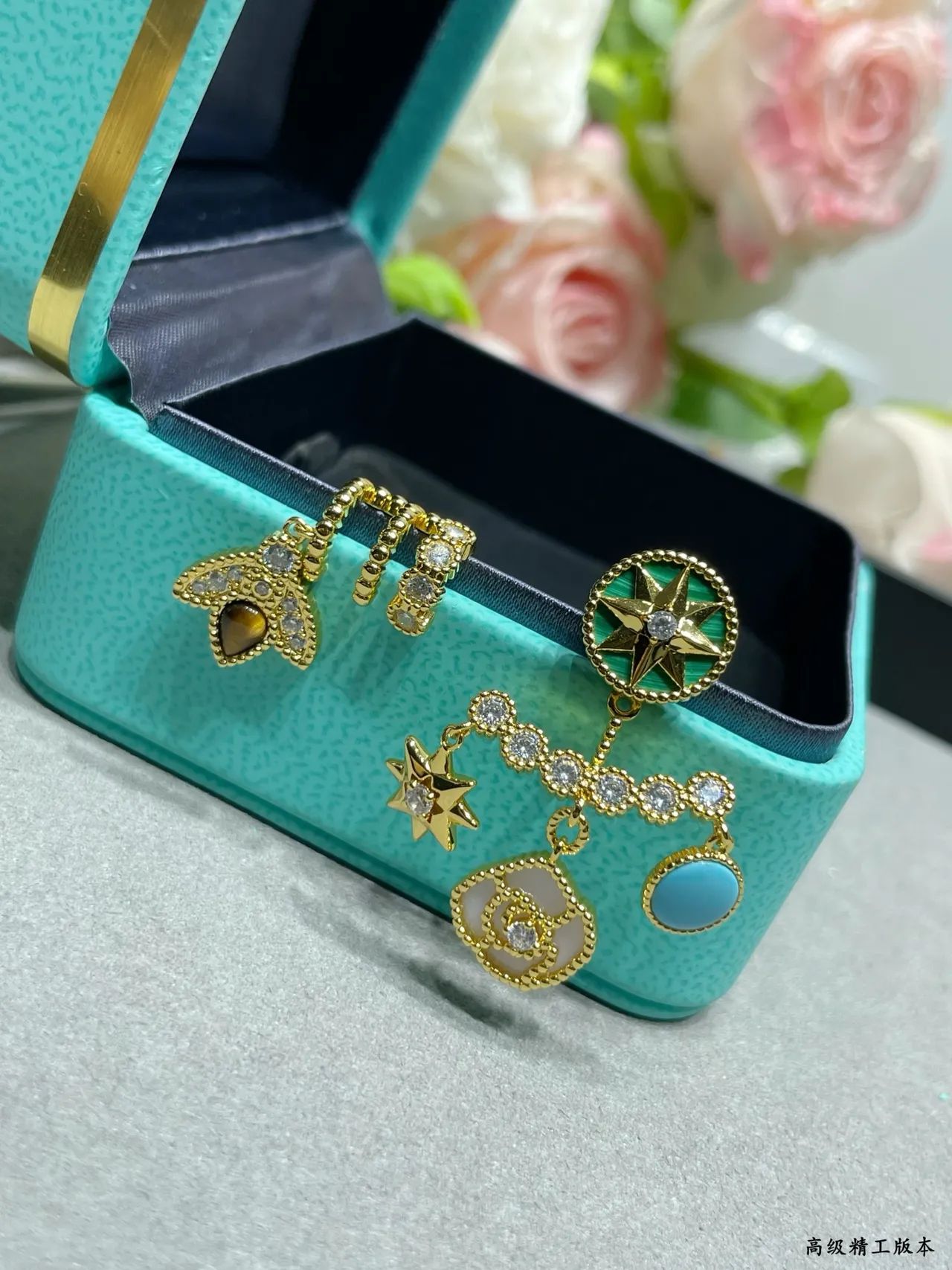 Tiffany & Co. Brincos assimétricos de esmalte e gemas multi-charm 4
