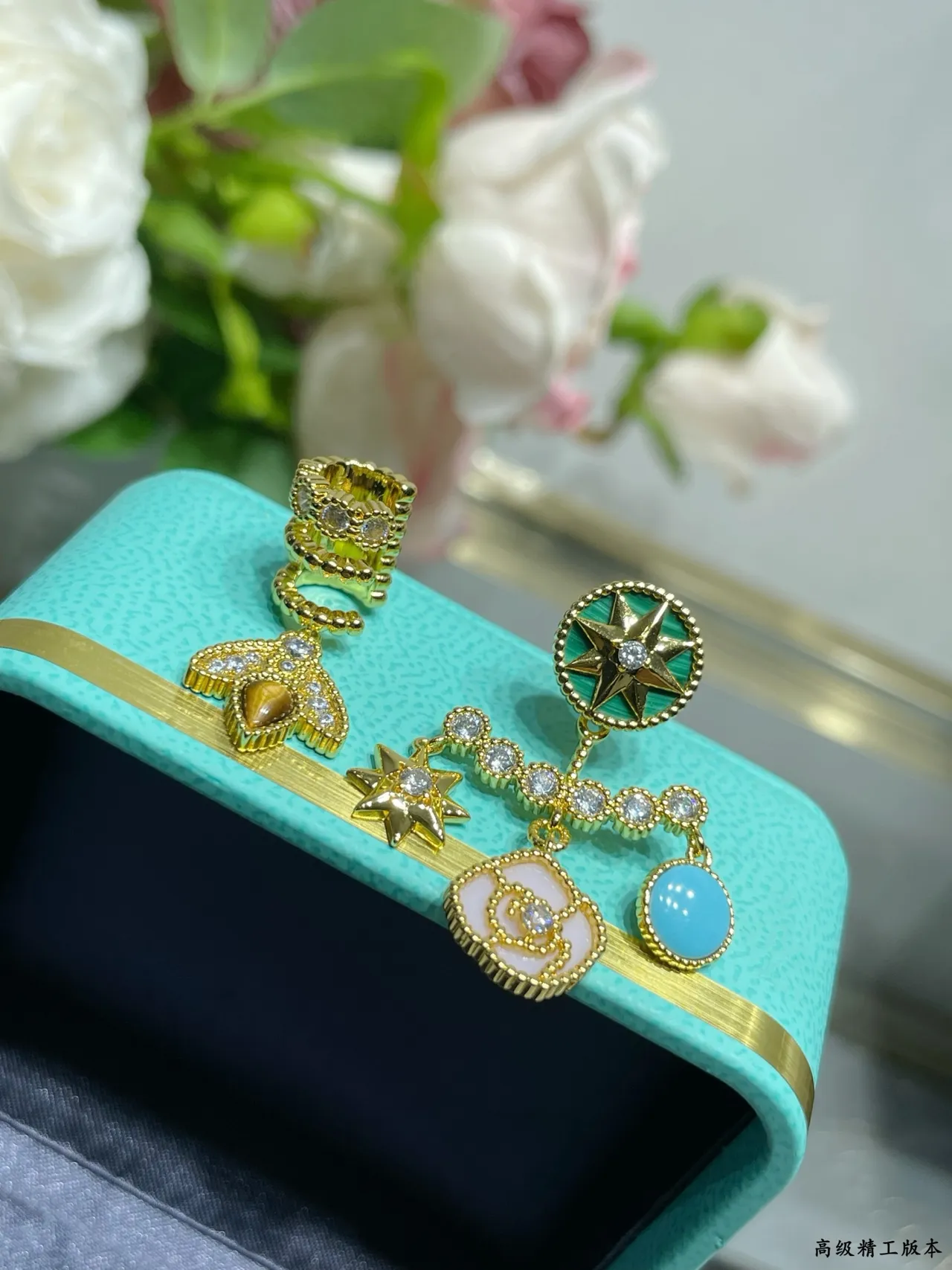 Tiffany & Co. Brincos assimétricos de esmalte e gemas multi-charm 5