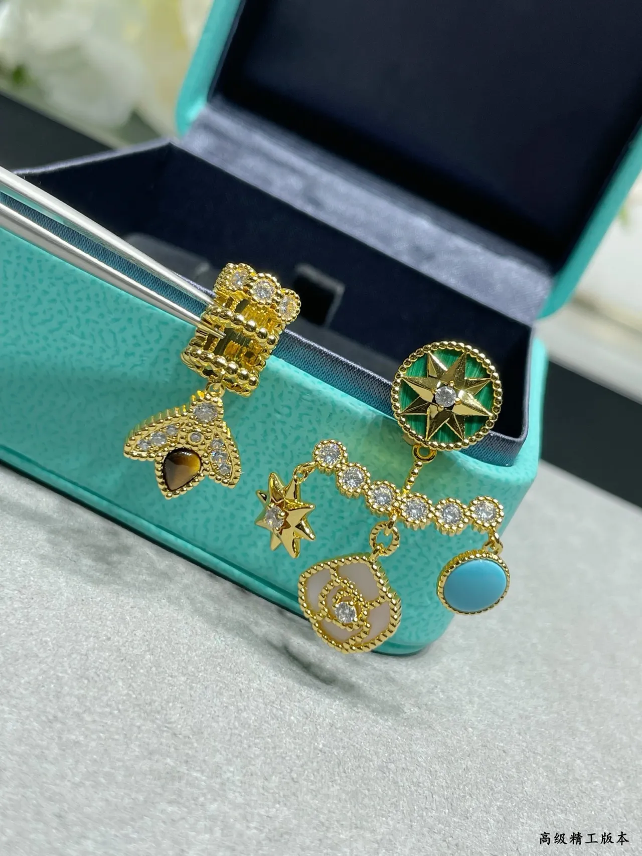 Tiffany & Co. Brincos assimétricos de esmalte e gemas multi-charm 6