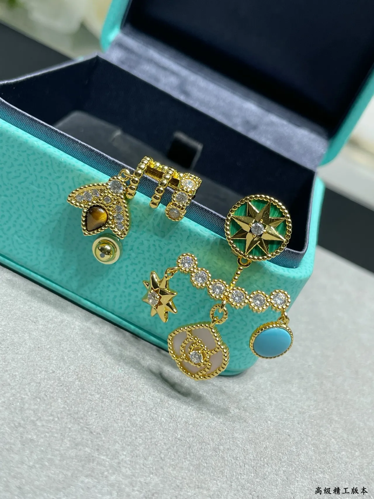 Tiffany & Co. Brincos assimétricos de esmalte e gemas multi-charm 7
