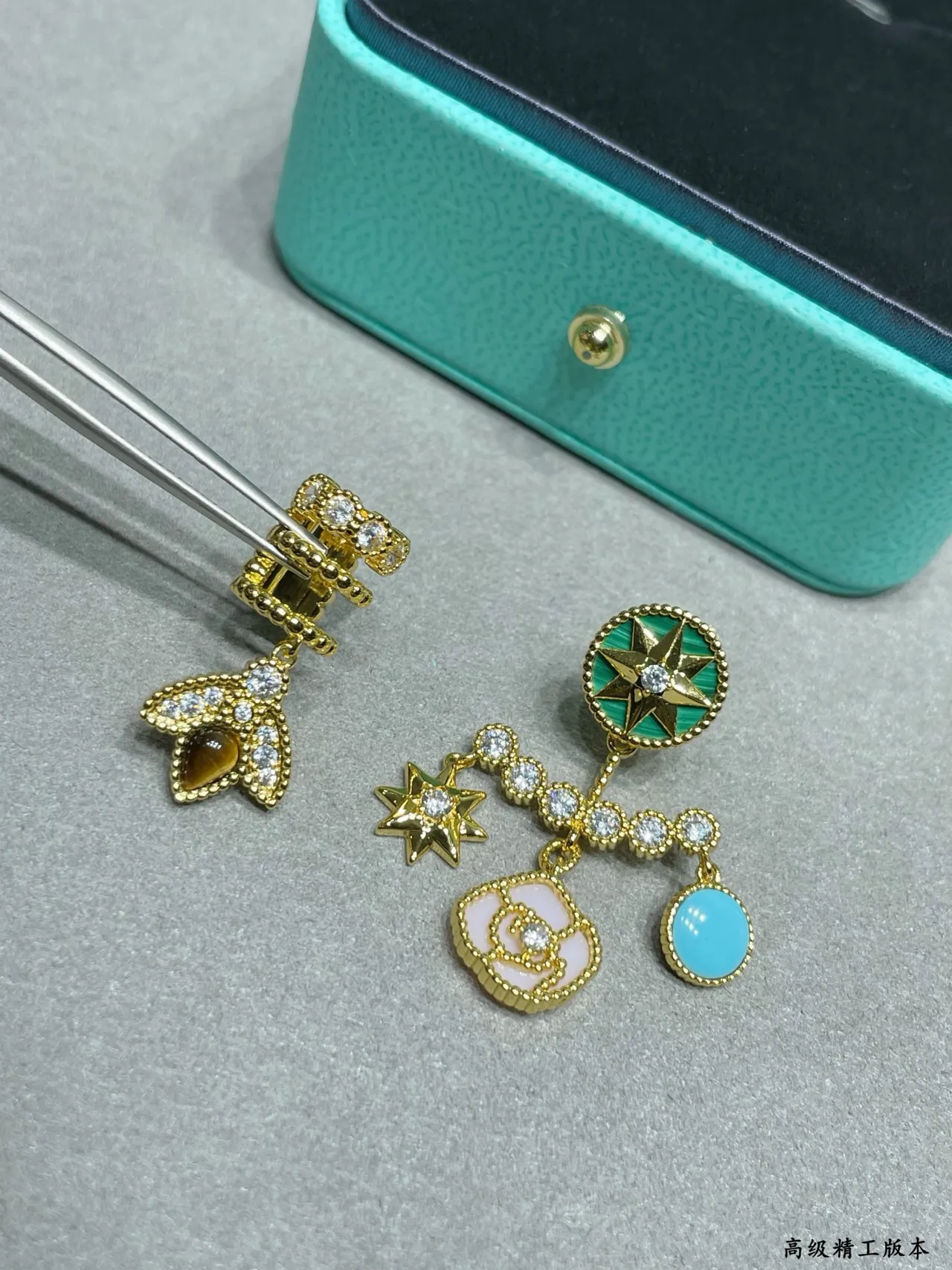 Tiffany & Co. Brincos assimétricos de esmalte e gemas multi-charm 8