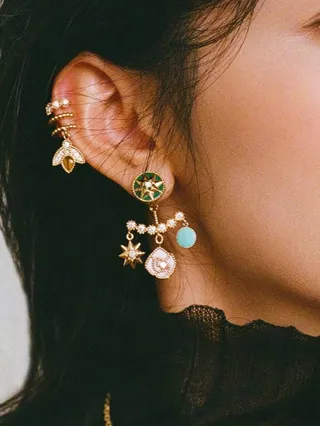 Tiffany & Co. Brincos assimétricos de esmalte e gemas multi-charm 9