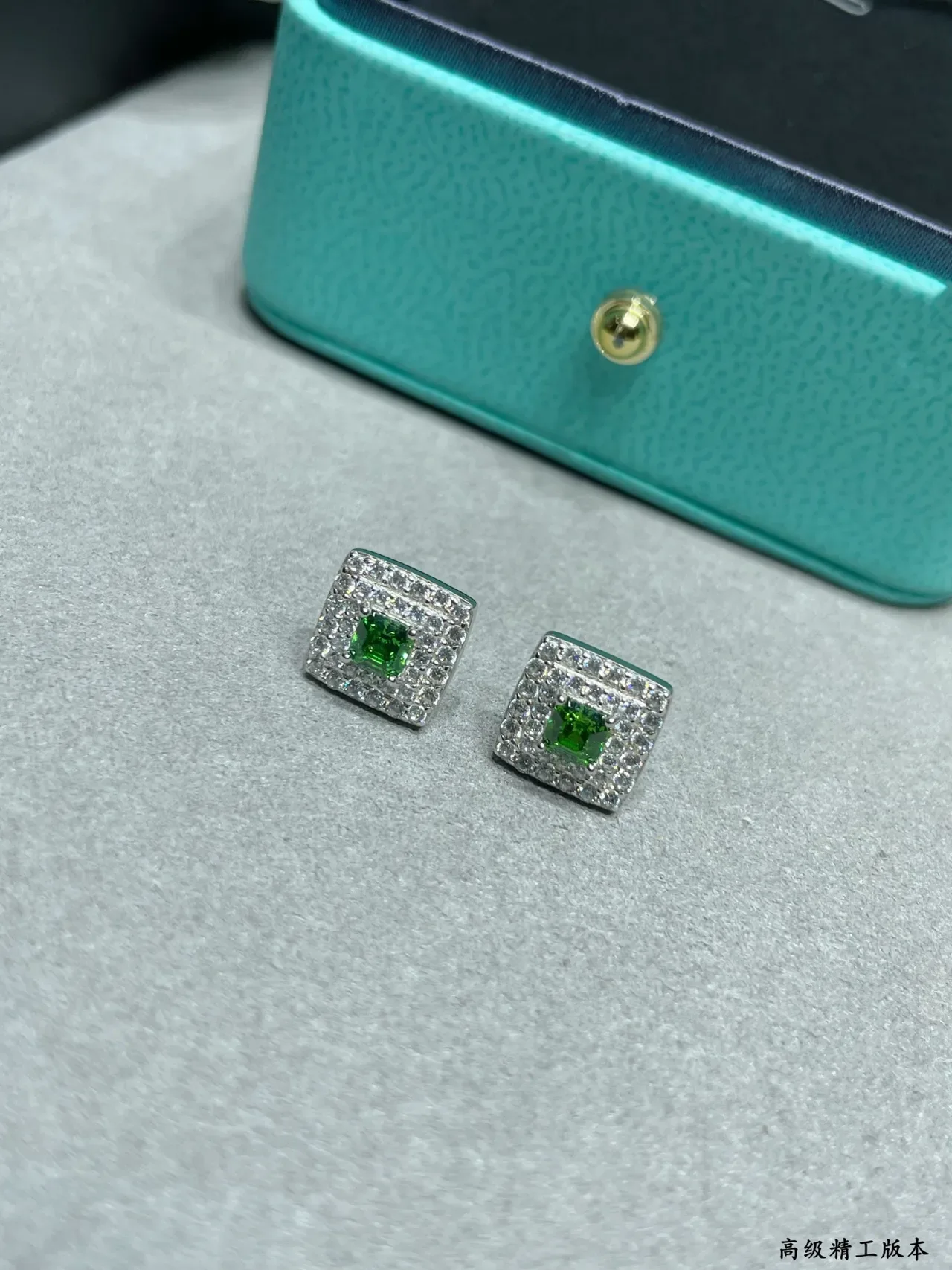 Tiffany & Co. Boucles d'oreilles Halo Carré Gemme Verte 4