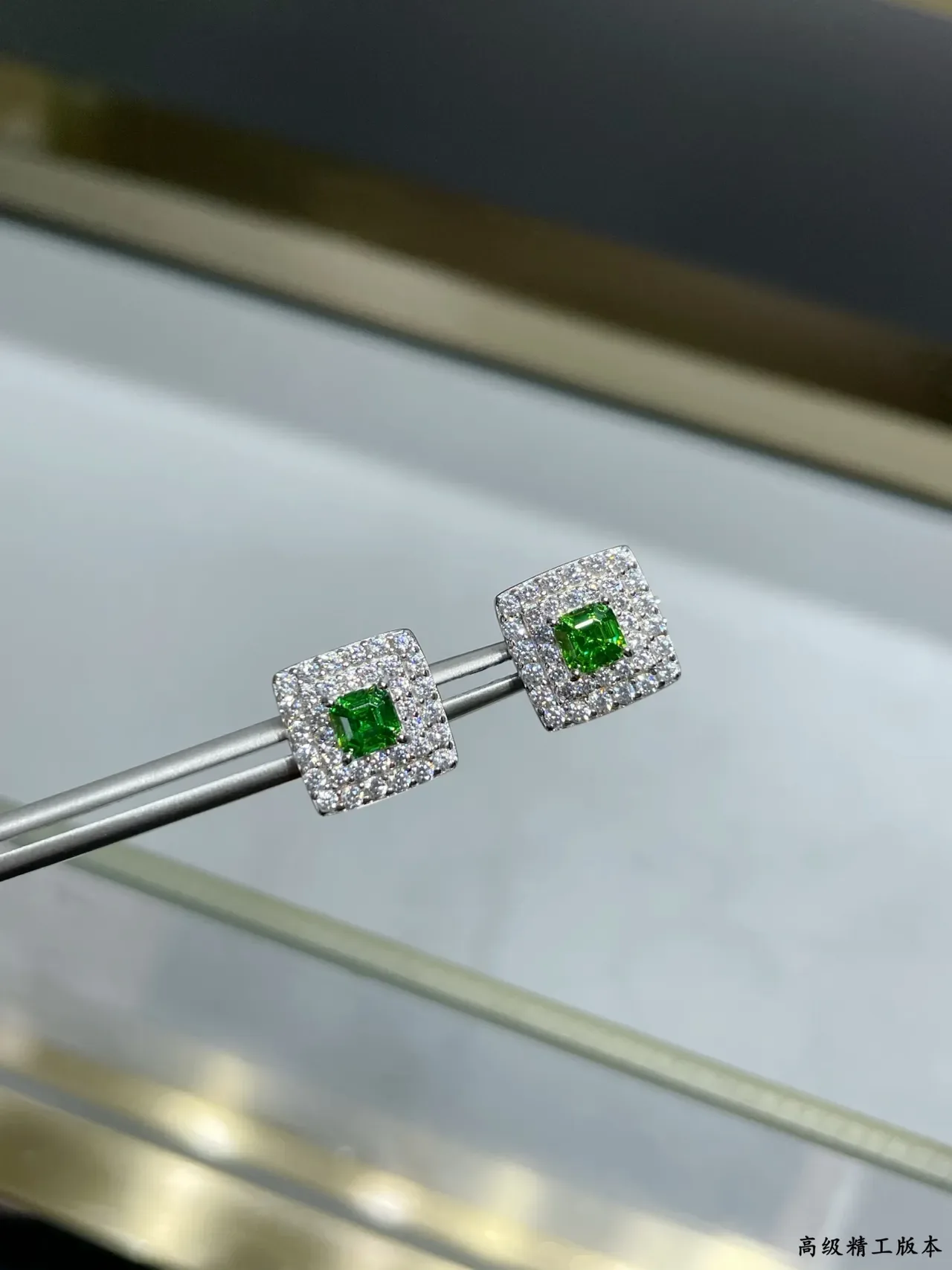 Tiffany & Co. Boucles d'oreilles Halo Carré Gemme Verte 5