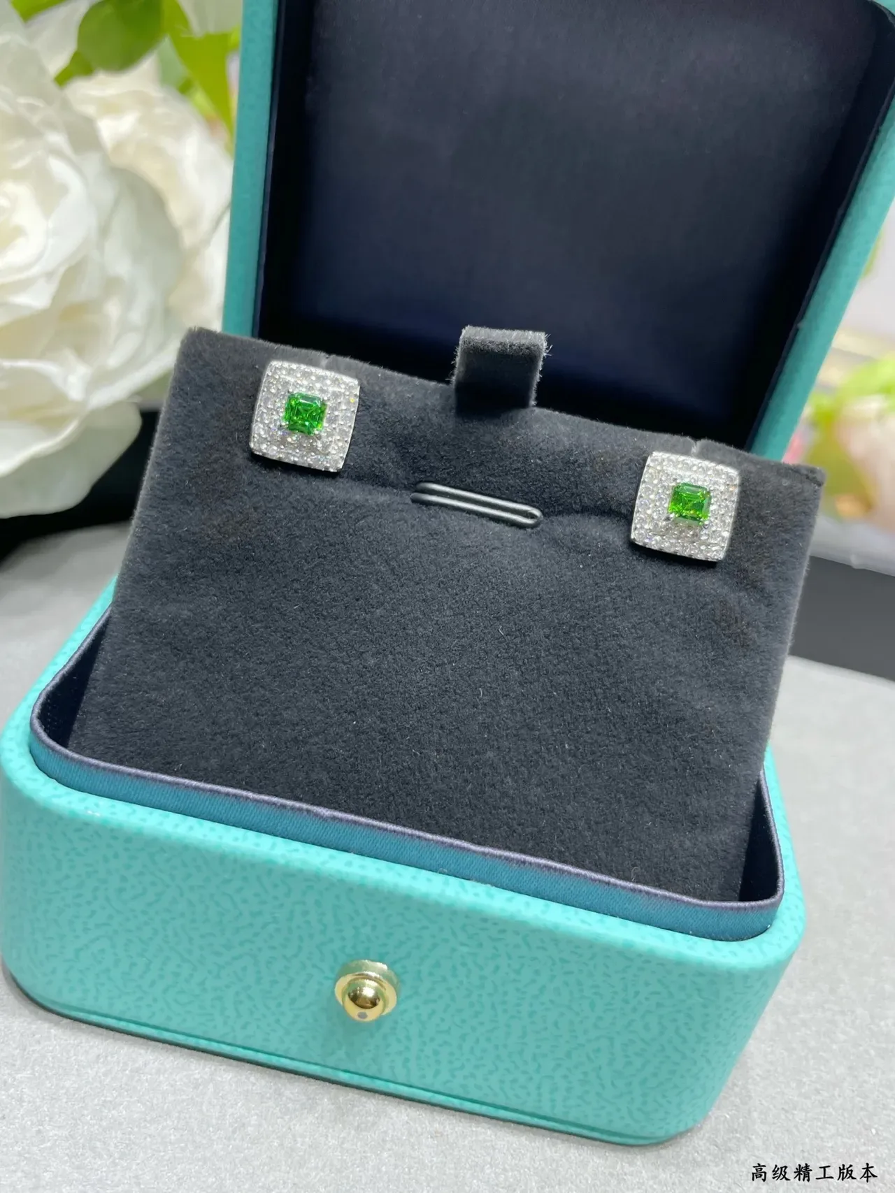 Tiffany & Co. Boucles d'oreilles Halo Carré Gemme Verte 8